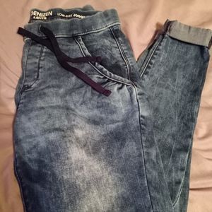 Joggers Denizen by Levis,Size Small ,Color Blue 😍